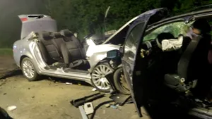 Patru morţi şi patru răniţi grav într-un accident pe DN 19, după o depăşire neregulamentară / Două maşini s-au ciocnit frontal