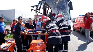 Cinci persoane rănite într-un accident rutier, după ce un autocar s-a ciocnit cu un TIR