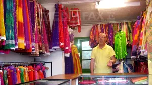 REPORTAJ: Singurul magazin din Europa de haine ţigăneşti, la Arad. O mireasă comandă 10-20 de ţinute - FOTO