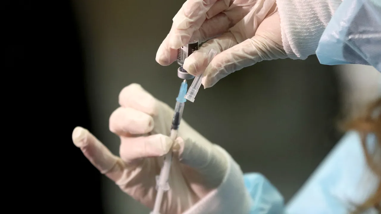 Românii vaccinaţi cu prima doză în alt stat pot face rapelul în centre fixe, fără programare