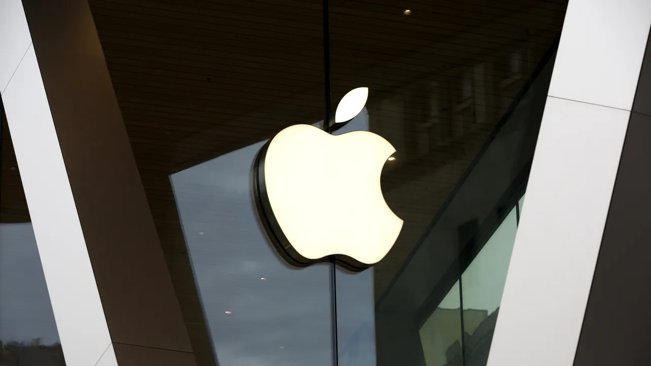 Apple a depăşit pentru a doua oară în istorie pragul de 3 trilioane de dolari pe bursă