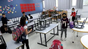Aproape 10.000 de studenţi şi profesori au fost mutaţi în carantină. Ţara care va închide din nou instituţiile de invăţământ