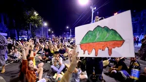A DOUA ZI DE PROTESTE ÎN CAPITALĂ: Aproximativ 1.000 de persoane au manifestat împotriva proiectului de la Roşia Montană. Protestatarii AU BLOCAT Bulevardul Regina Elisabeta - GALERIE FOTO