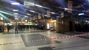 Bărbatul care a anunţat că a pus bombe cu gaz sarin la Otopeni şi Gara de Nord a fost arestat 