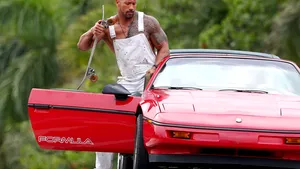 Prea mare pentru maşini sport. The Rock a rămas blocat în timp ce încerca să intre în maşină