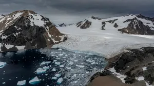 85 de lacuri subglaciare active, necunoscute până acum, îngropate sub gheața Antarcticii. Activitatea lor afectează stabilitatea ghețarilor