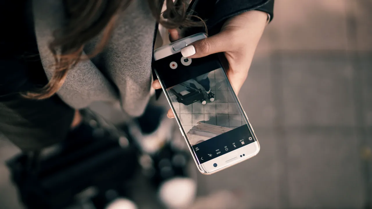 Posesorii de telefoane Samsung, trădaţi de propriul dispozitiv: imagini, inclusiv unele sensibile, sunt trimise către cine nu trebuie. Cum vezi dacă eşti afectat