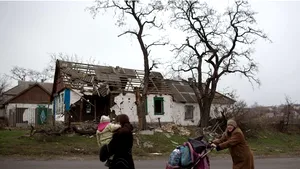 REPORTAJ AFP: Locuitorii din estul Ucrainei se pregătesc de iarnă printre ruine - GALERIE FOTO