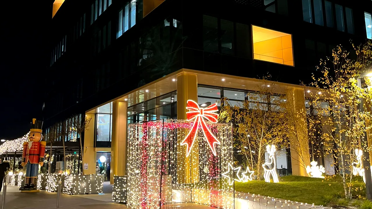 Crăciun de poveste şi un decor de vis cu brad de 11 metri la One Floreasca City