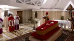 Vaticanul publică prima fotografie cu Papa Francisc așezat în sicriu