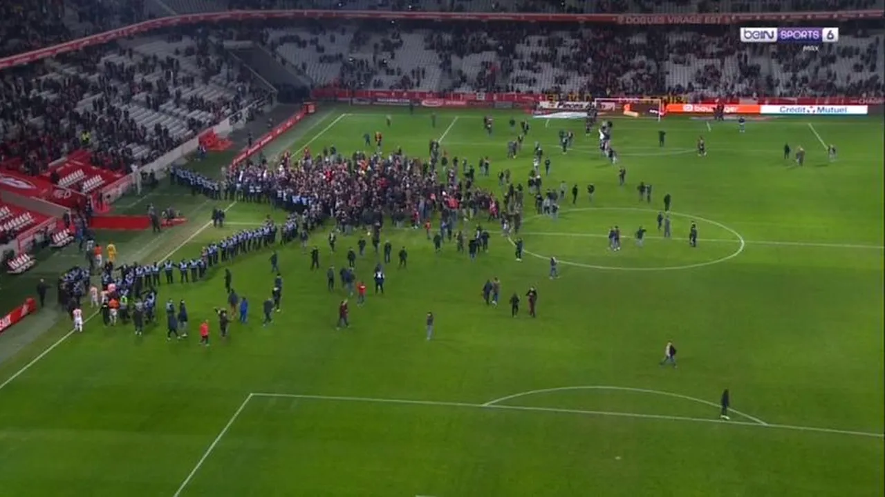 Suporterii echipei Lille au intrat pe teren şi i-au luat la bătaie pe jucători | VIDEO