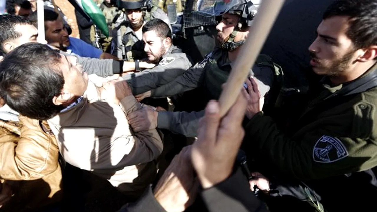 VIOLENŢE în Cisiordania: Confuntări între forţele israeliene şi studenţii palestinieni la porţile unei universităţi. Mai multe persoane au fost rănite