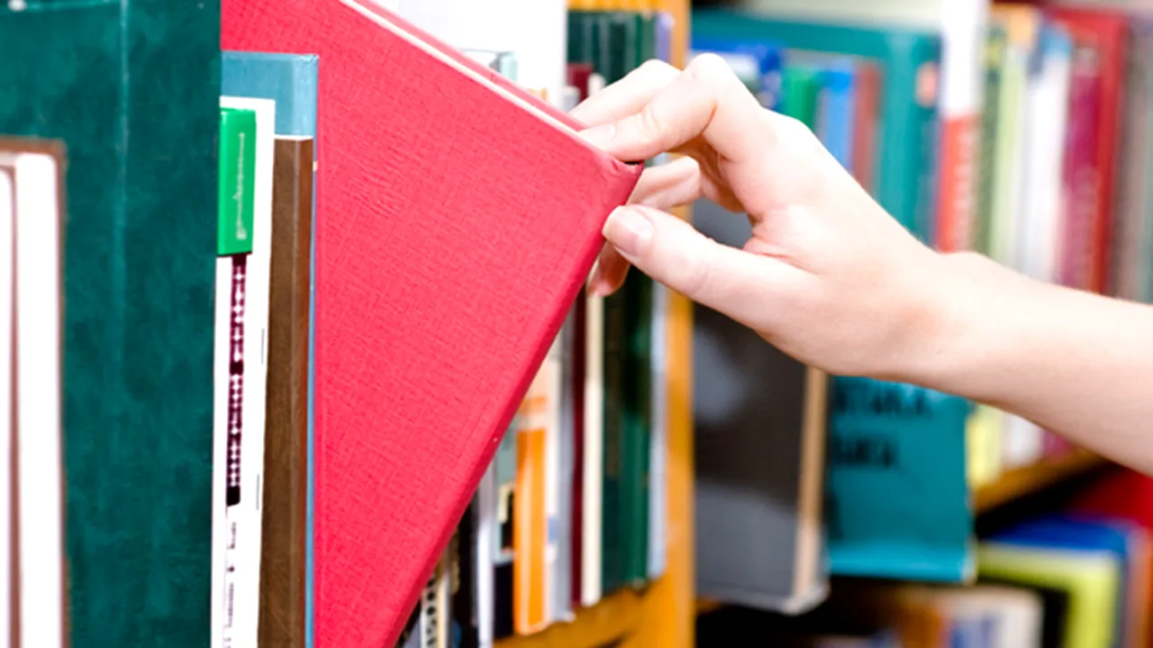 Biblioteca Metropolitană are program de noapte. La ce să se aştepte cei care îi trec pragul după căderea întunericului