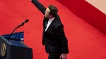 Un preot a imitat salutul controversat al lui Elon Musk. Reacţie promptă a Bisericii