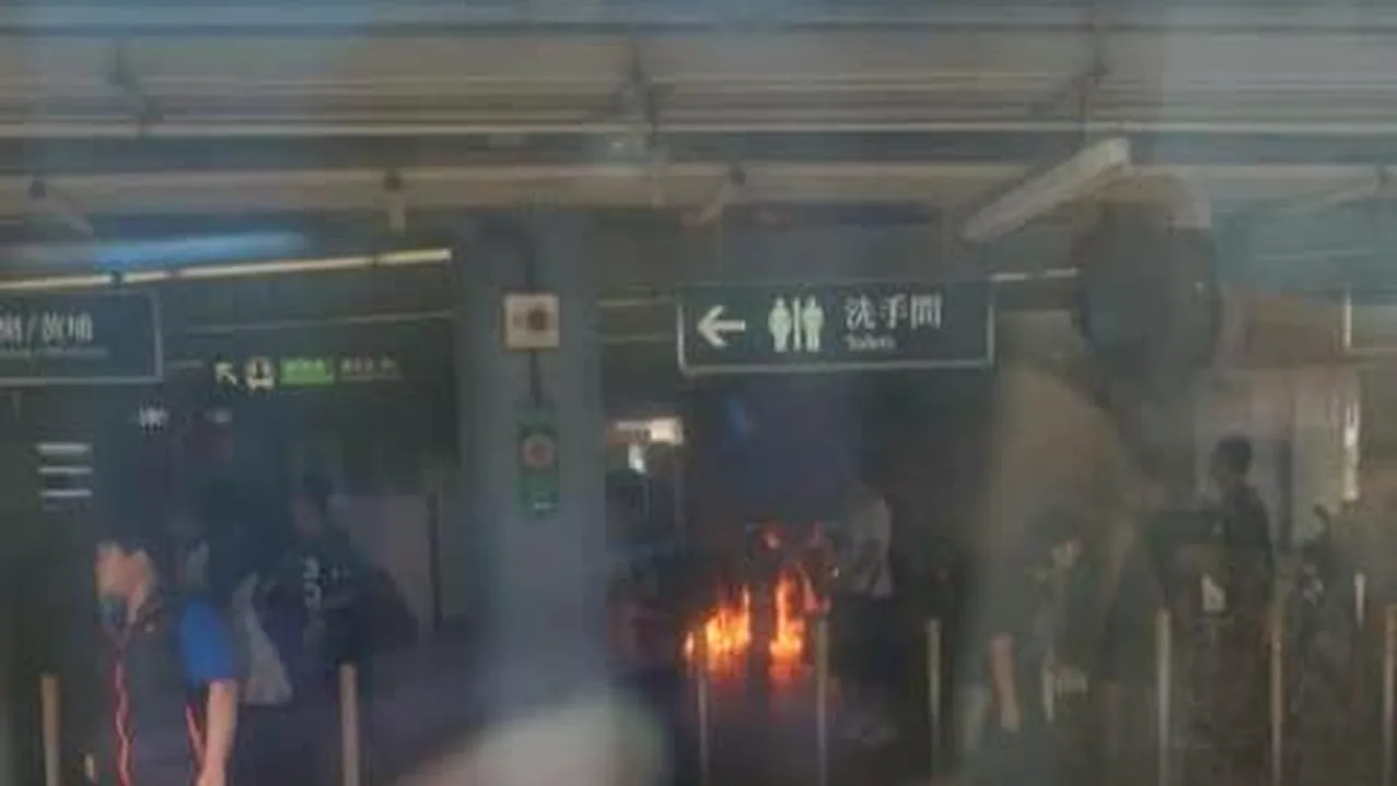 Atac cu sticle incendiare în Hong Kong, într-o staţie de metrou - VIDEO