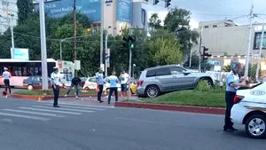Accident GRAV în Capitală: O maşină a intrat în pietoni. O fetiţă de 5 ani şi tatăl ei, transportaţi la spital/ Cinci ambulanţe SMURD, la faţa locului | FOTO, VIDEO