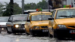 Mai multe străzi din Arad şi din alte două oraşe arădene, inundate din cauza ploilor abundente