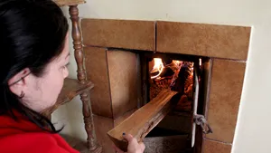 Confort termic made in Ro: La 10 ani de Uniune Europeană, jumătate din România se încălzeşte la soba cu lemne