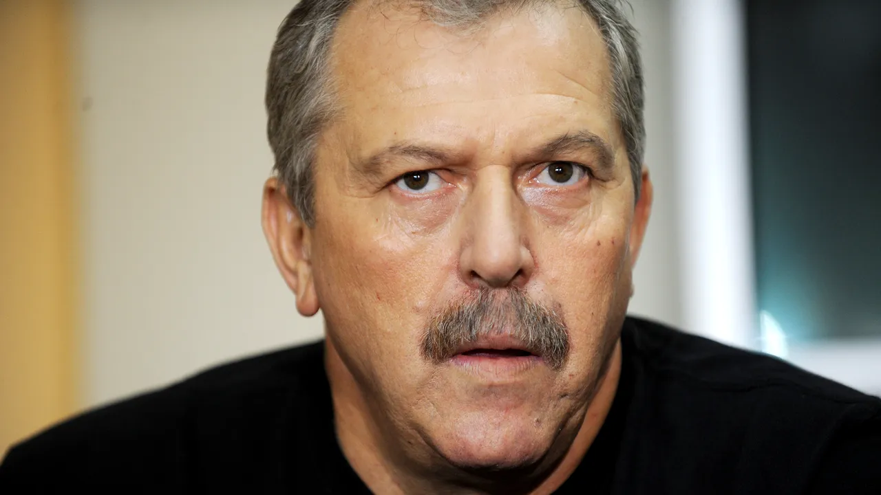 Helmuth Duckadam, din nou în sala de operaţii, în faţa unei intervenţii complicate: îi va fi înlocuit genunchiul stâng. 