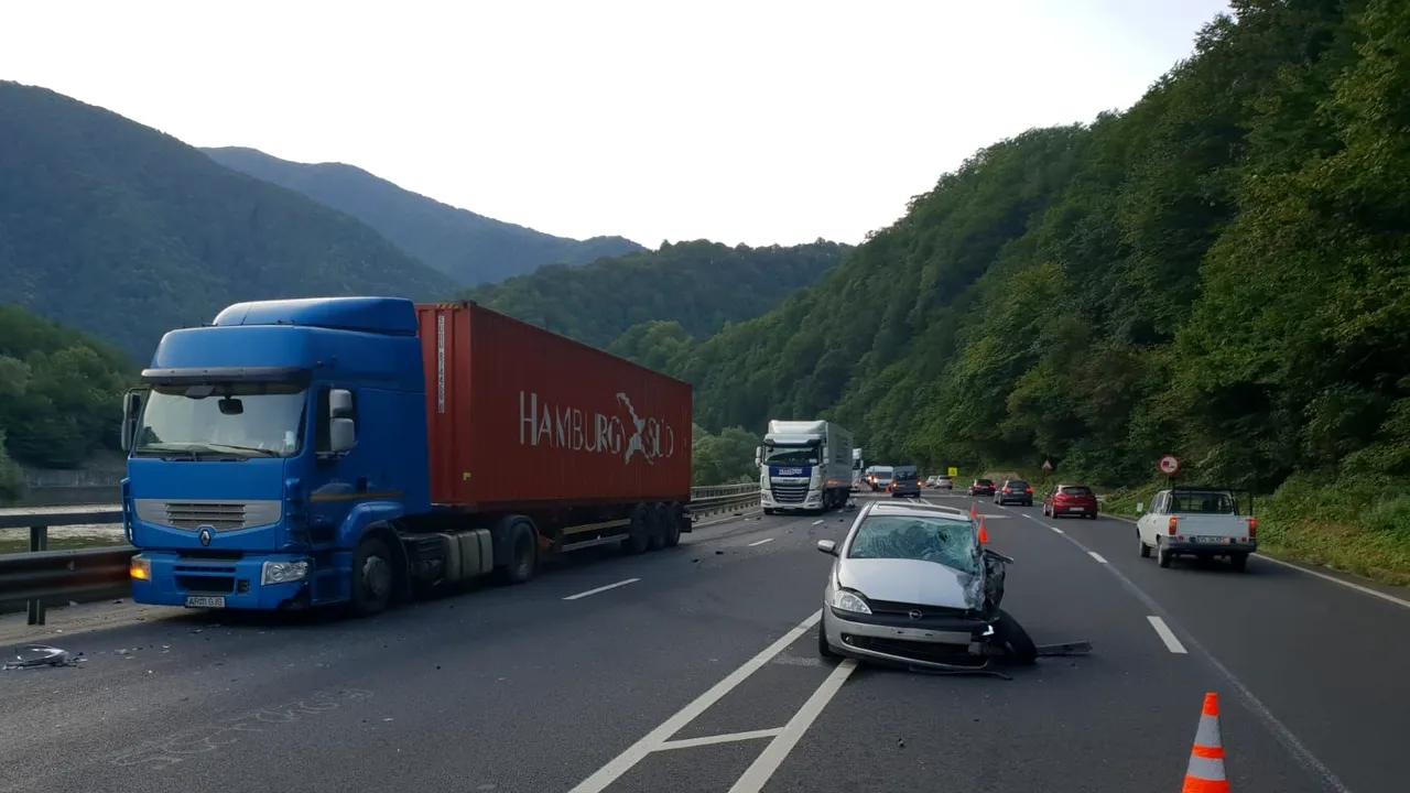 Accident pe Valea Oltului: Un microbuz a lovit o maşină şi a proiectat-o în două tir-uri. Două persoane au fost rănite | FOTO