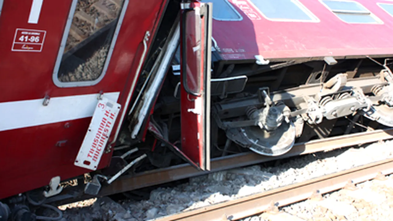 Un tren de călători a deraiat la Craiova, mai multe persoane fiind transportate la spital - VIDEO, GALERIE FOTO