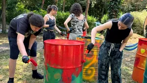 Pregătirile pentru CODRU Festival 2025, în toi! Tinerii artiști din Timișoara s-au apucat de pictat decoruri