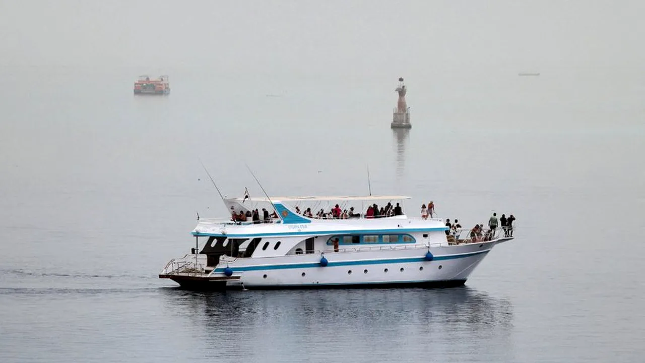 Trei turişti britanici sunt dispăruţi după ce o navă a luat foc în Egipt