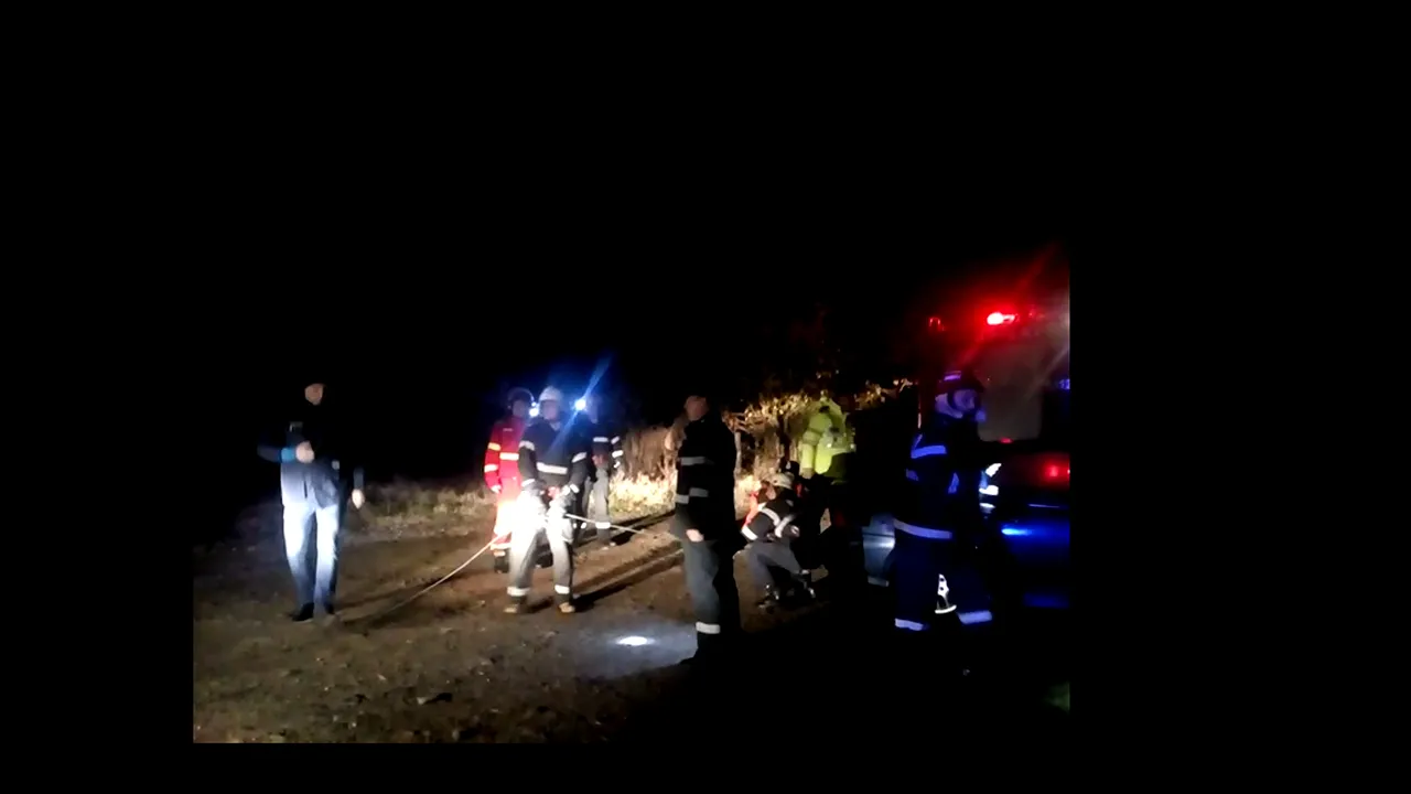 UPDATE: Femeia scoasă din apă, după ce a căzut cu maşina în barajul Zigoneni, din Argeş, a murit. Soţul acesteia a venit în zonă şi i s-a făcut rău, fiind transportat la spital - VIDEO