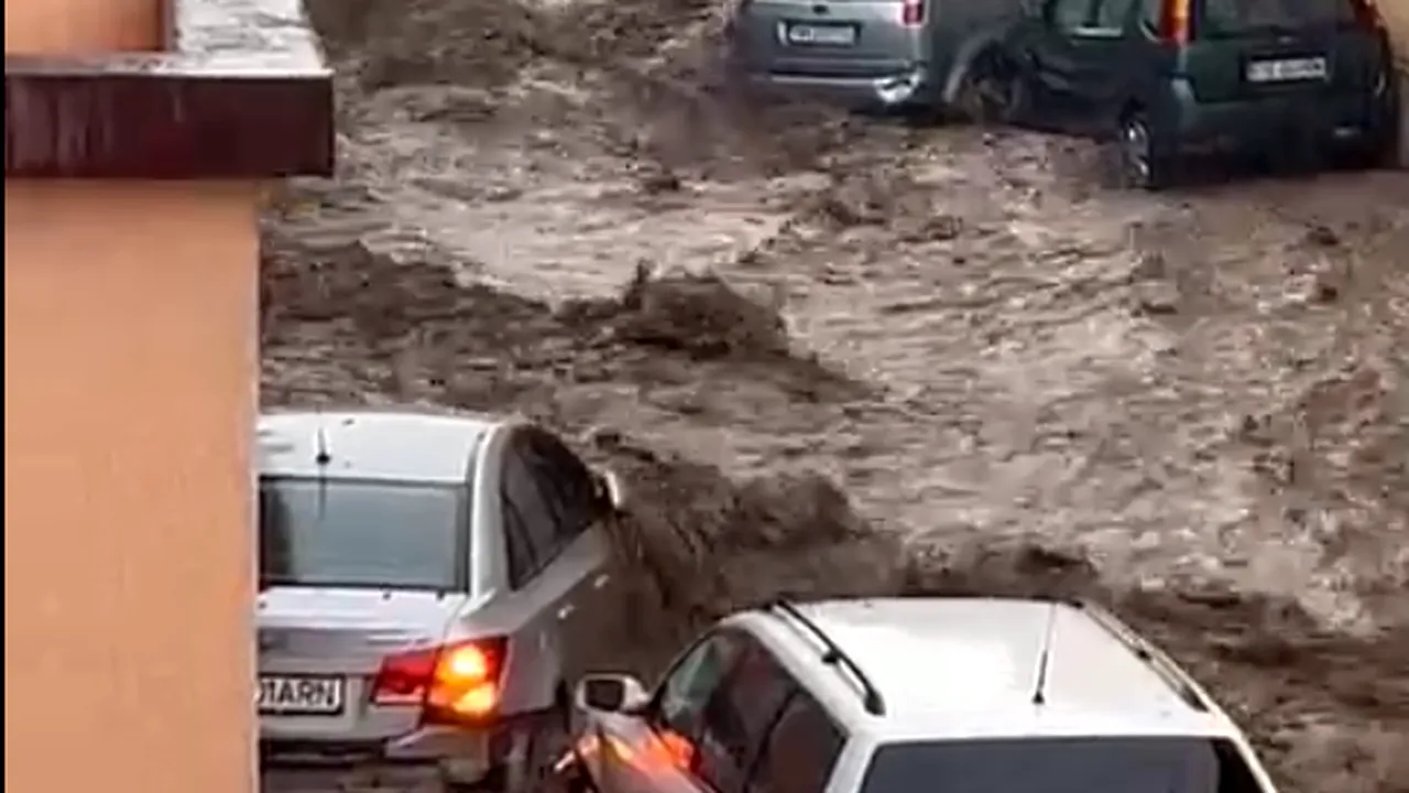 VIDEO Inundaţii puternice în Caraş-Severin: Străzi inundate în Reşiţa