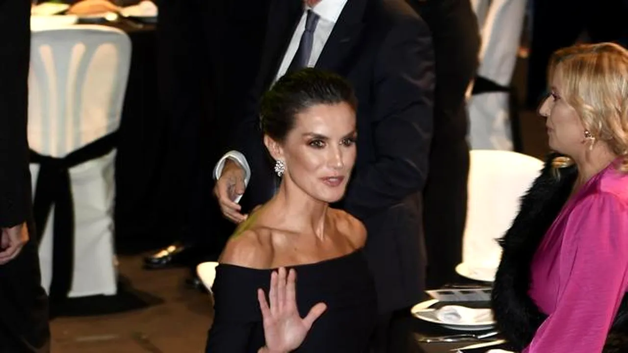 Regina Letizia a Spaniei surprinde cu un „decolteu Diana”

