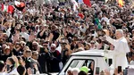 Papa Leon a făcut prima baie de mulţime a în papamobil