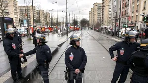 Peste 5.500 de poliţişti şi militari vor fi mobilizaţi duminică în regiunea pariziană