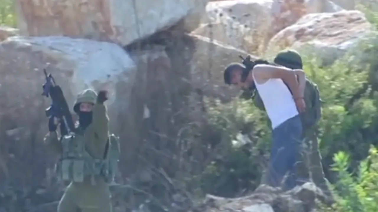 Raid în Ramallah:  trupele israeliene ucid un adolescent. În timpul arestărilor, un soldat îndreaptă mitraliera spre jurnalişti