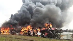 Incendiu puternic la un centru de fier vechi din Simeria, judeţul Hunedoara. Ard caroserii auto