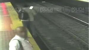 VIDEO | Păţania unui bărbat la metrou. Ce se poate întâmpla atunci când mergi pe peron cu ochii în telefon