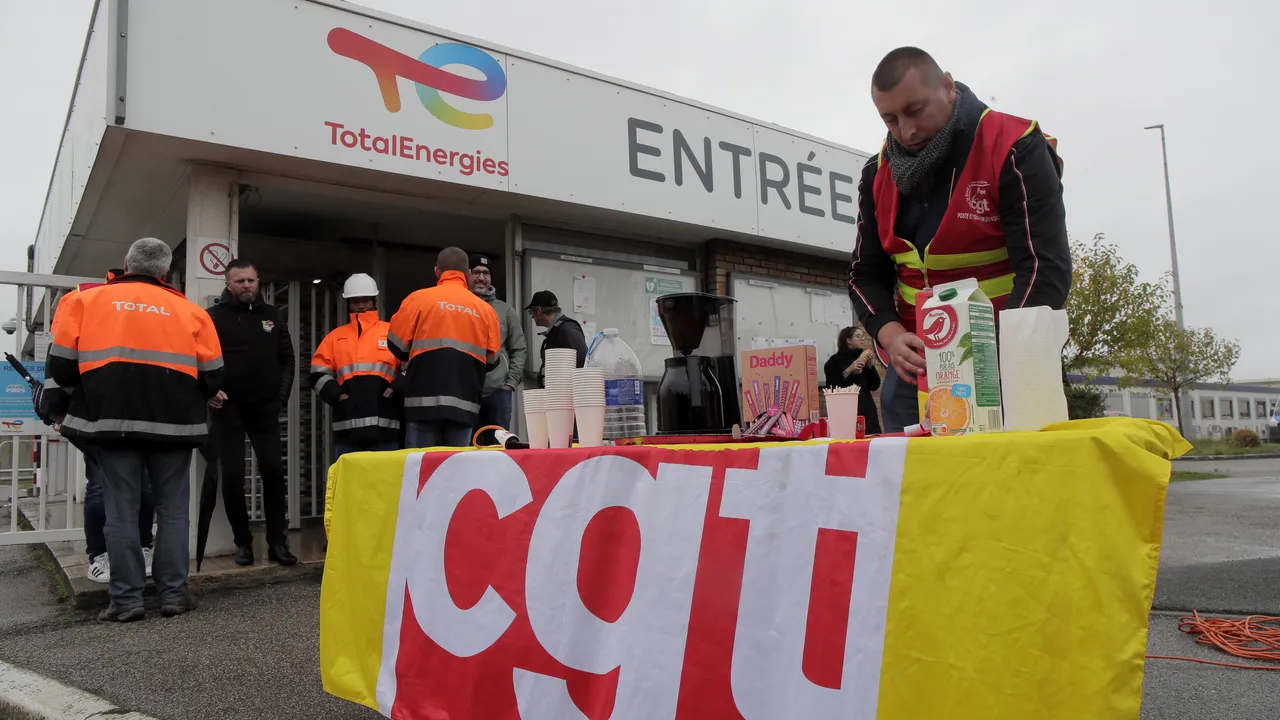 Macron convoacă membri ai Guvernului, în contextul continuării grevei în sectorul carburanţilor