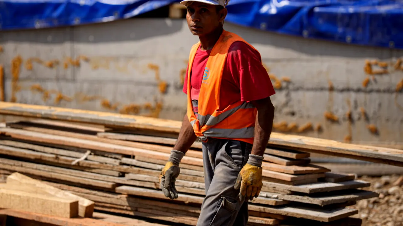 Economedia: Numărul muncitorilor străini din România a ajuns la aproape 150.000. De ce va crește imigrația în anii următori