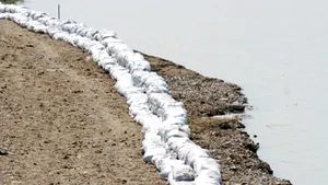 Neamţ: Autorităţile lucrează la digurile cu saci de nisip în zonele inundabile
