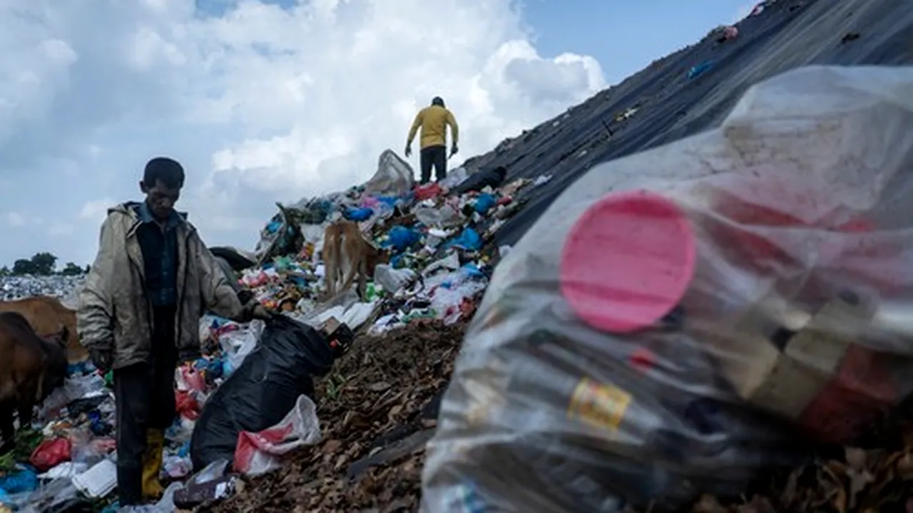 Malaezia a trimis tone de deşeuri plastice înapoi ţărilor bogate, printre care SUA, Marea Britanie, Franţa şi Canada: Nu vom fi groapa de gunoi a planetei