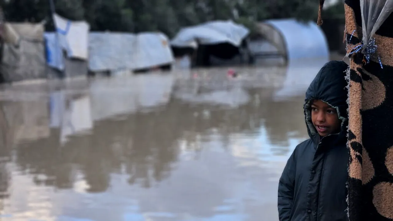 O furtună severă afectează Fâșia Gaza și agravează situația persoanelor strămutate