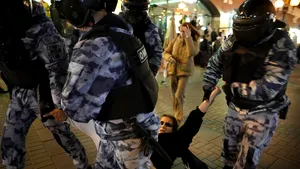 Creşte presiunea pe Putin: ruşii ies pe străzi în număr tot mai mare / Sute de arestări