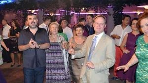 Ambasadorul Martin Harris a dansat pe ritmuri orientale la o sărbătoare a Tătarilor Turco-Musulmani