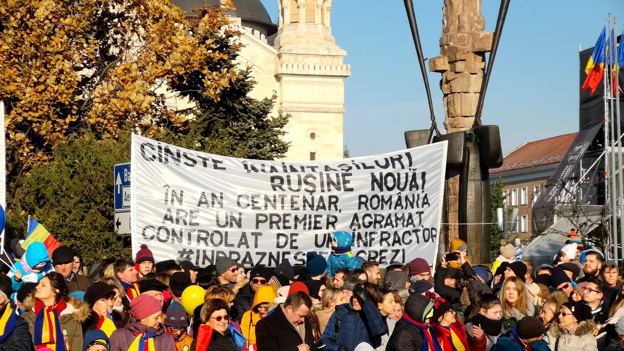 Incidente la DEFILĂRILE din ţară, mai multe persoane au întors spatele jandarmilor -VIDEO Bucureşti, GALERIE FOTO Cluj