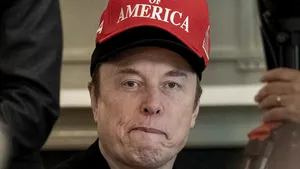 Elon Musk promite să acorde prioritate afacerilor, după noua defecțiune a platformei X