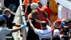 Supravieţuitori sirieni ai naufragiului de vineri afirmă că libienii au tras asupra lor 