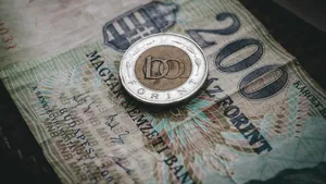 Pensii aproape duble pentru unii vârstnici din Ungaria. Péter Magyar anunță noul prag minim