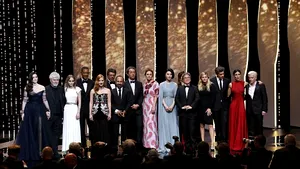 FOTO Cannes 2017: Bella Hadid, apariţie ŞOCANTĂ. Uma Thurman şi Julianne Moore, cele mai elegante vedete de la ceremonia de deschidere