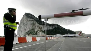 Imagini inedite: Pista aeroportului din Gibraltar traversează un drum - VIDEO, FOTO