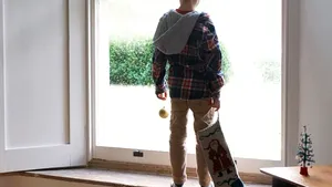 Un băieţel de 5 ani a fost găsit singur în casă alături de un bătrân decedat din cauza COVID-19: „Bunicul a spus să nu ies, deoarece este un virus afară”