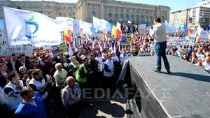 PROTEST faţă de acciza la combustibil: Peste 8.000 de oameni la mitingul din Capitală. Protestul PMP s-a încheiat cu scandări împotriva Guvernului - GALERIE FOTO
